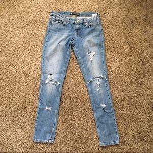 Distressed women’s Levi’s 9 29